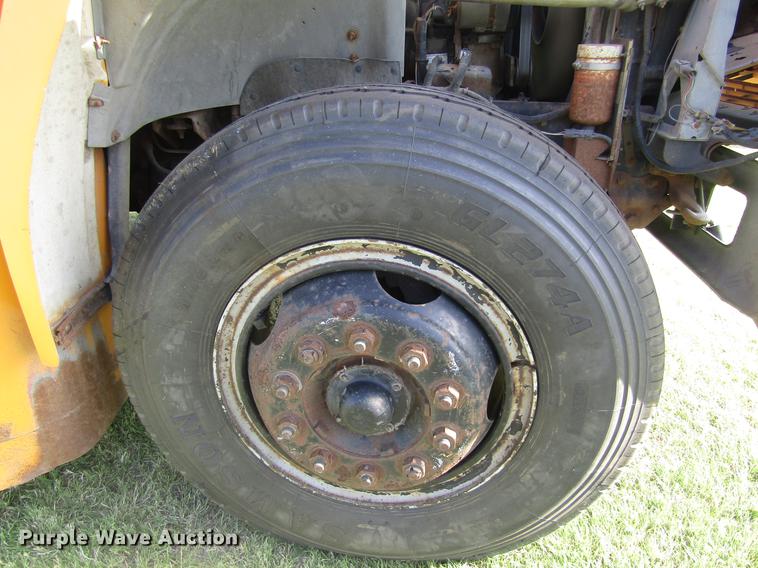 image for item DD8868 1993 Ford B700 school bus