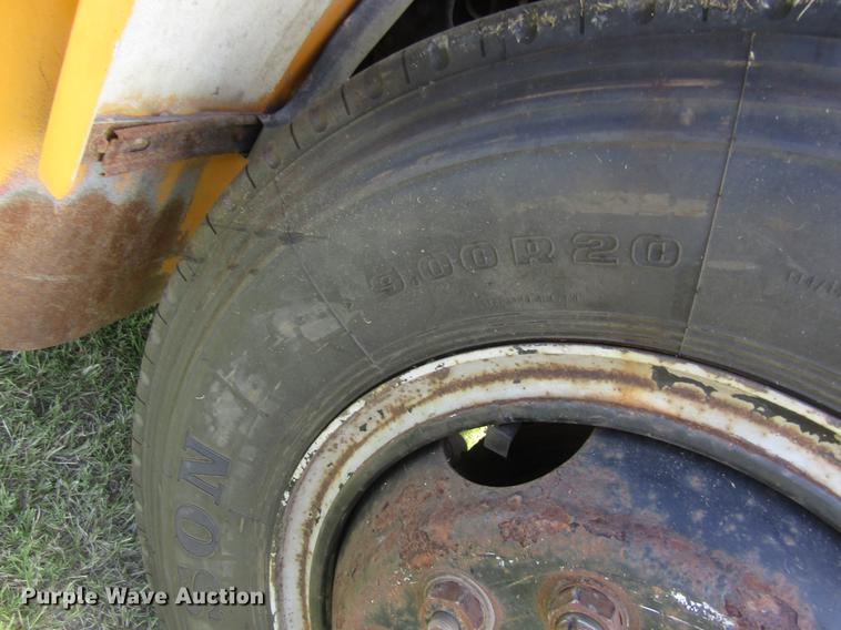 image for item DD8868 1993 Ford B700 school bus