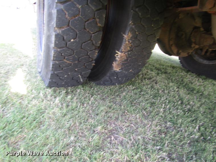 image for item DD8868 1993 Ford B700 school bus