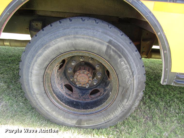 image for item DD8868 1993 Ford B700 school bus