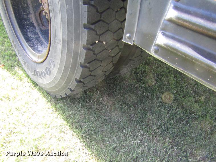 image for item DD8868 1993 Ford B700 school bus