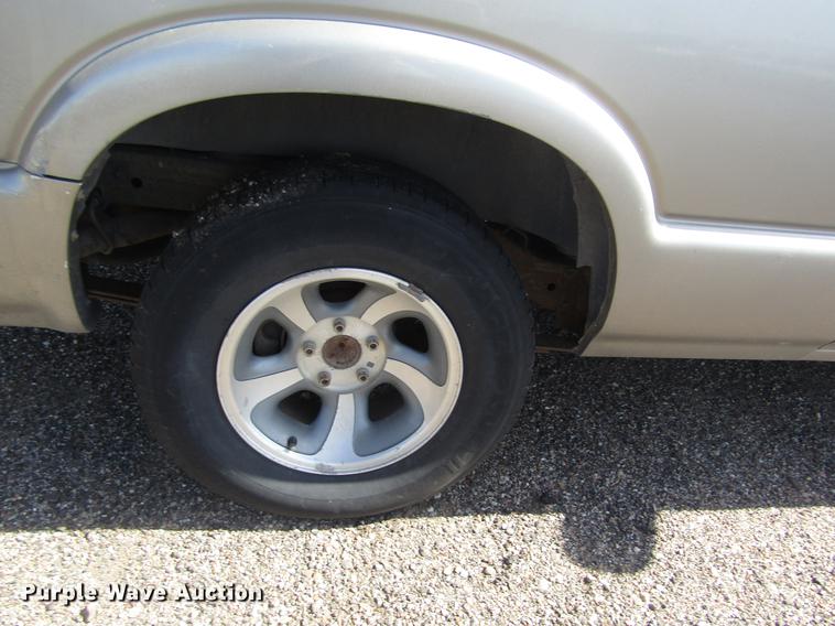 image for item DD8869 2001 Chevrolet Blazer SUV