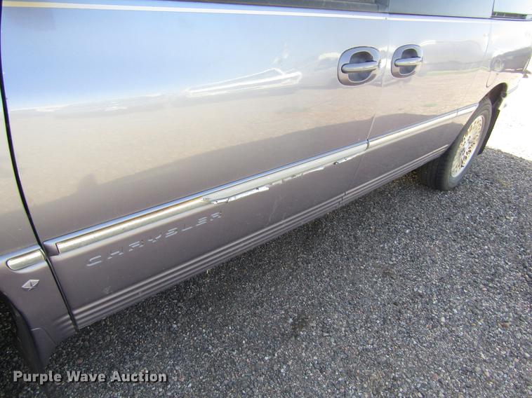image for item DD8870 1996 Chrysler Town & Country van