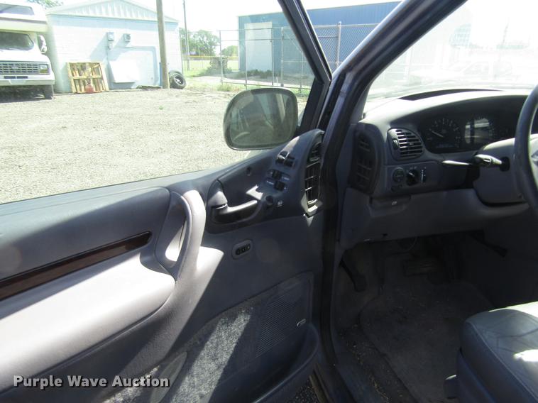 image for item DD8870 1996 Chrysler Town & Country van