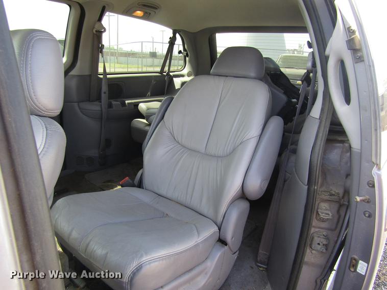 image for item DD8870 1996 Chrysler Town & Country van