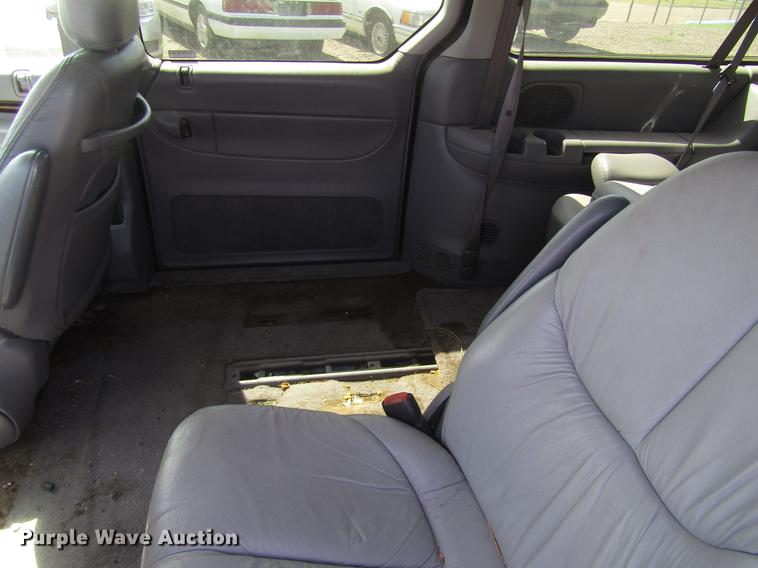 image for item DD8870 1996 Chrysler Town & Country van