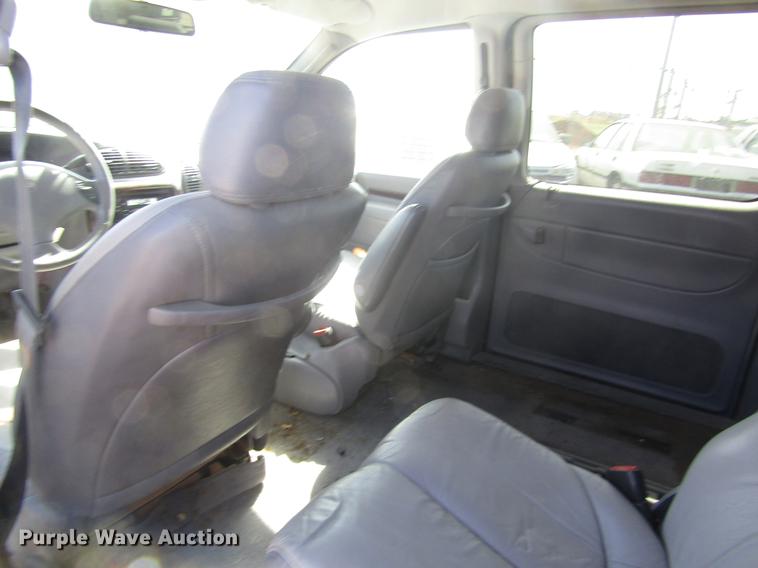 image for item DD8870 1996 Chrysler Town & Country van
