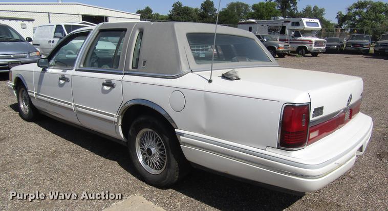 image for item DD8873 1994 Lincoln Town Car