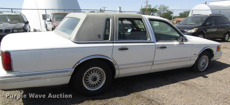 image for item DD8873 1994 Lincoln Town Car