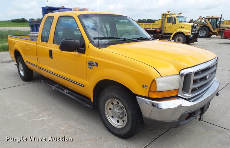 image for item DZ9379 1999 Ford F250 Super Duty SuperCab pickup truck