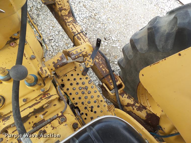 image for item DZ9391 1983 Ford 6610 tractor