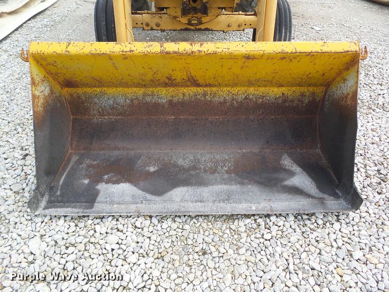 image for item DZ9391 1983 Ford 6610 tractor