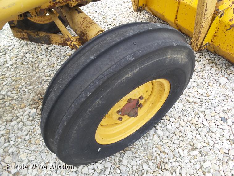 image for item DZ9391 1983 Ford 6610 tractor