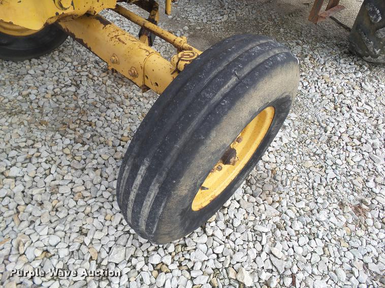 image for item DZ9391 1983 Ford 6610 tractor