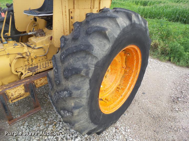 image for item DZ9391 1983 Ford 6610 tractor