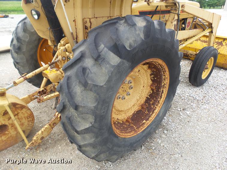 image for item DZ9391 1983 Ford 6610 tractor