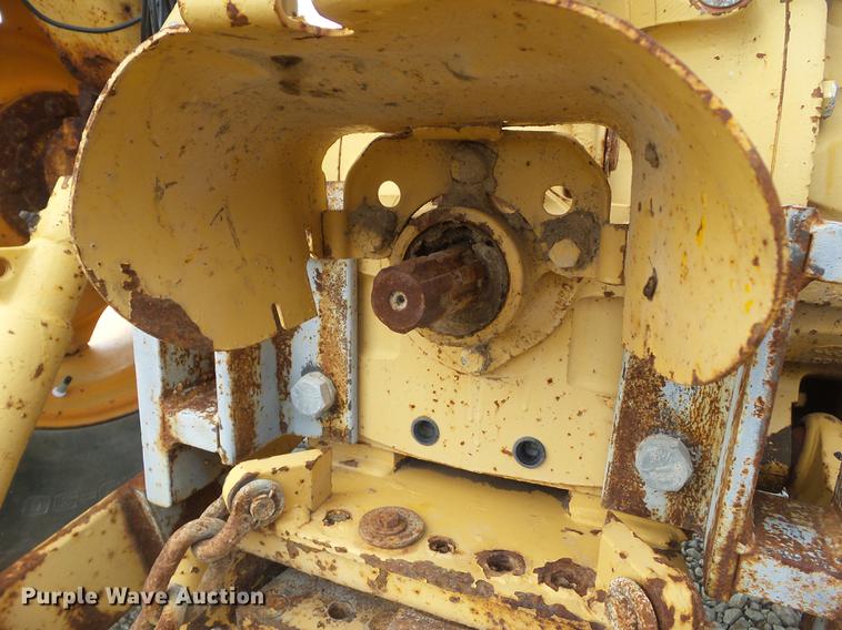 image for item DZ9391 1983 Ford 6610 tractor