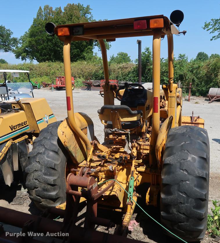 image for item EF9771 1985 John Deere 401D landscape tractor