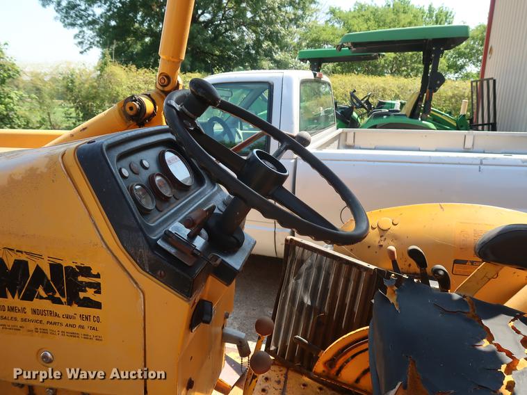 image for item EF9771 1985 John Deere 401D landscape tractor