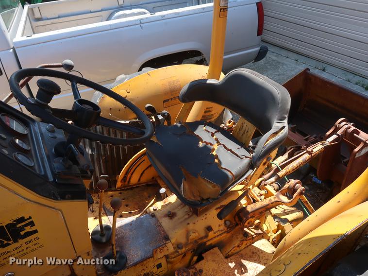 image for item EF9771 1985 John Deere 401D landscape tractor