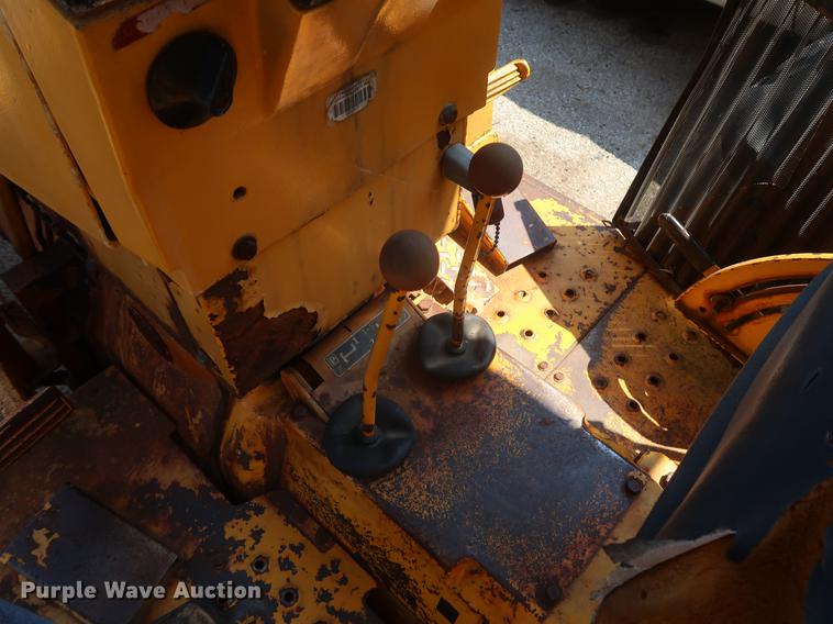 image for item EF9771 1985 John Deere 401D landscape tractor