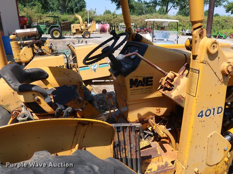 image for item EF9771 1985 John Deere 401D landscape tractor