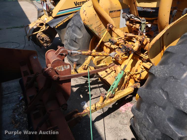 image for item EF9771 1985 John Deere 401D landscape tractor