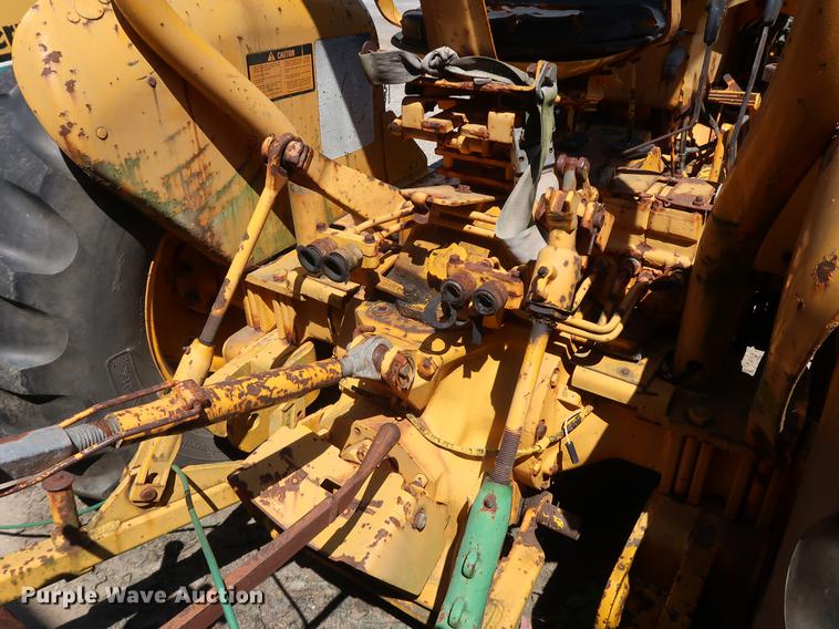 image for item EF9771 1985 John Deere 401D landscape tractor