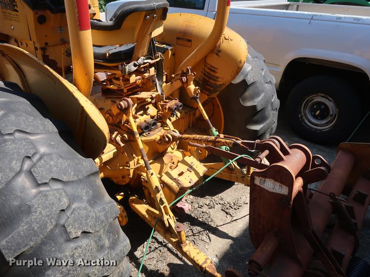 image for item EF9771 1985 John Deere 401D landscape tractor