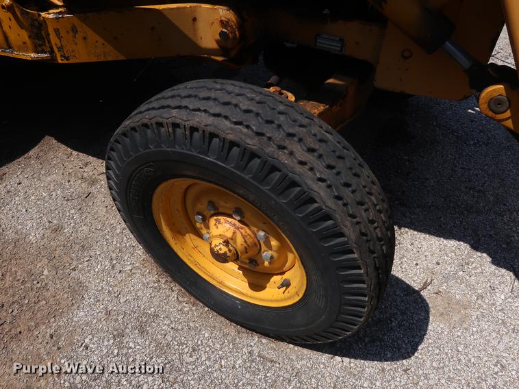 image for item EF9771 1985 John Deere 401D landscape tractor