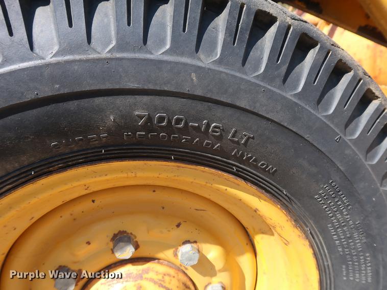 image for item EF9771 1985 John Deere 401D landscape tractor