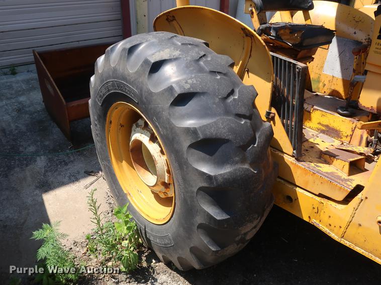 image for item EF9771 1985 John Deere 401D landscape tractor