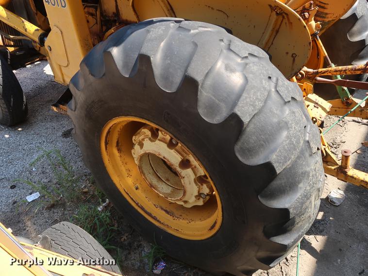 image for item EF9771 1985 John Deere 401D landscape tractor