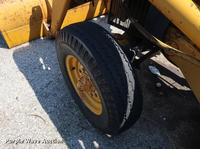 image for item EF9771 1985 John Deere 401D landscape tractor