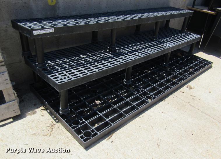 Poly core resin stands in Concordia, KS | Item EI9448 sold | Purple Wave