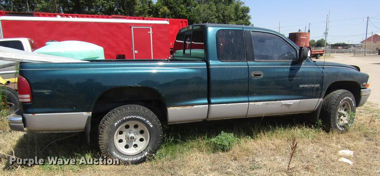 image for item EI9493 1997 Dodge Dakota Club Cab pickup truck