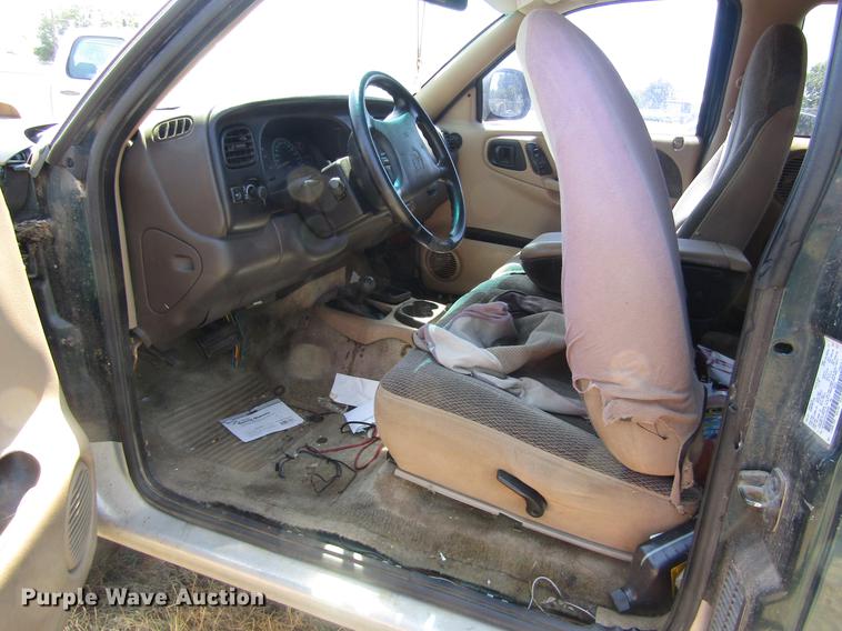 image for item EI9493 1997 Dodge Dakota Club Cab pickup truck