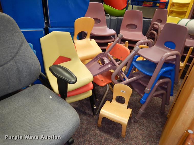 Furniture in Manhattan, KS Item EK9484 sold Purple Wave