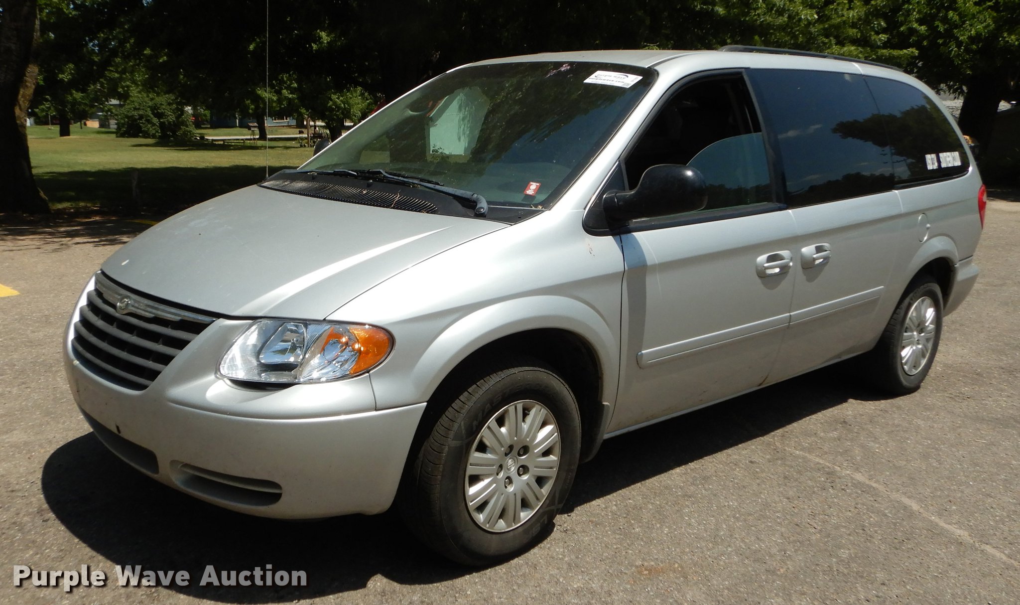 2006 Chrysler Town & Country van in Miltonvale, KS | Item DE1831 sold