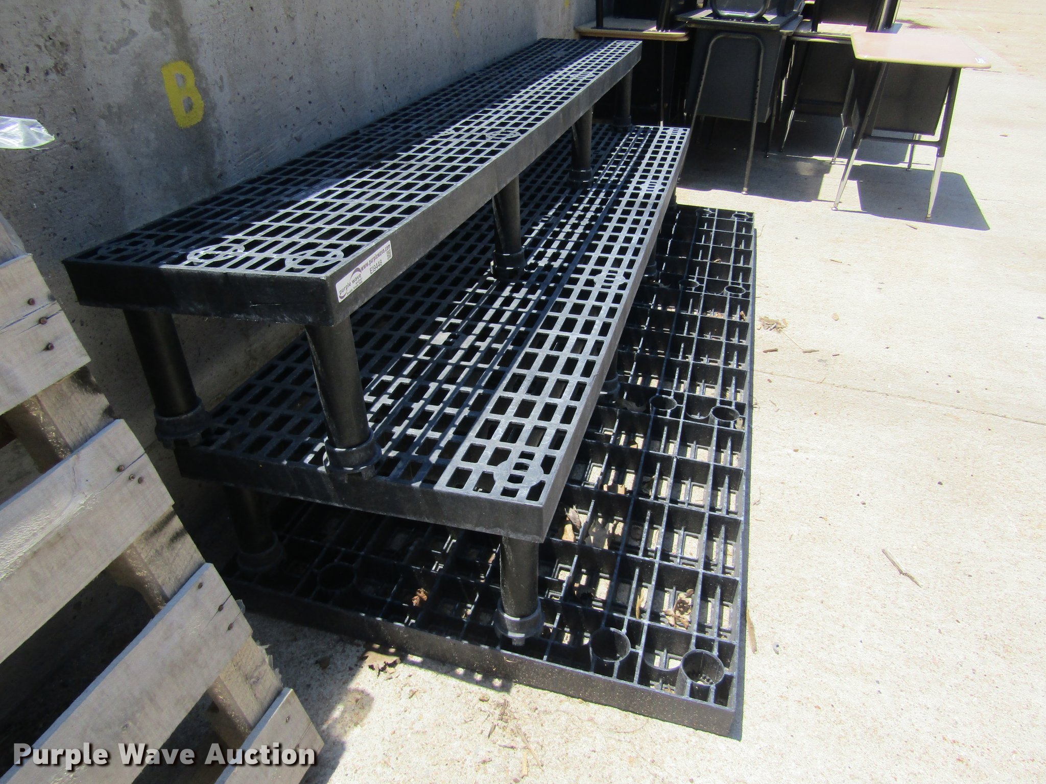 Poly core resin stands in Concordia, KS | Item EI9448 sold | Purple Wave