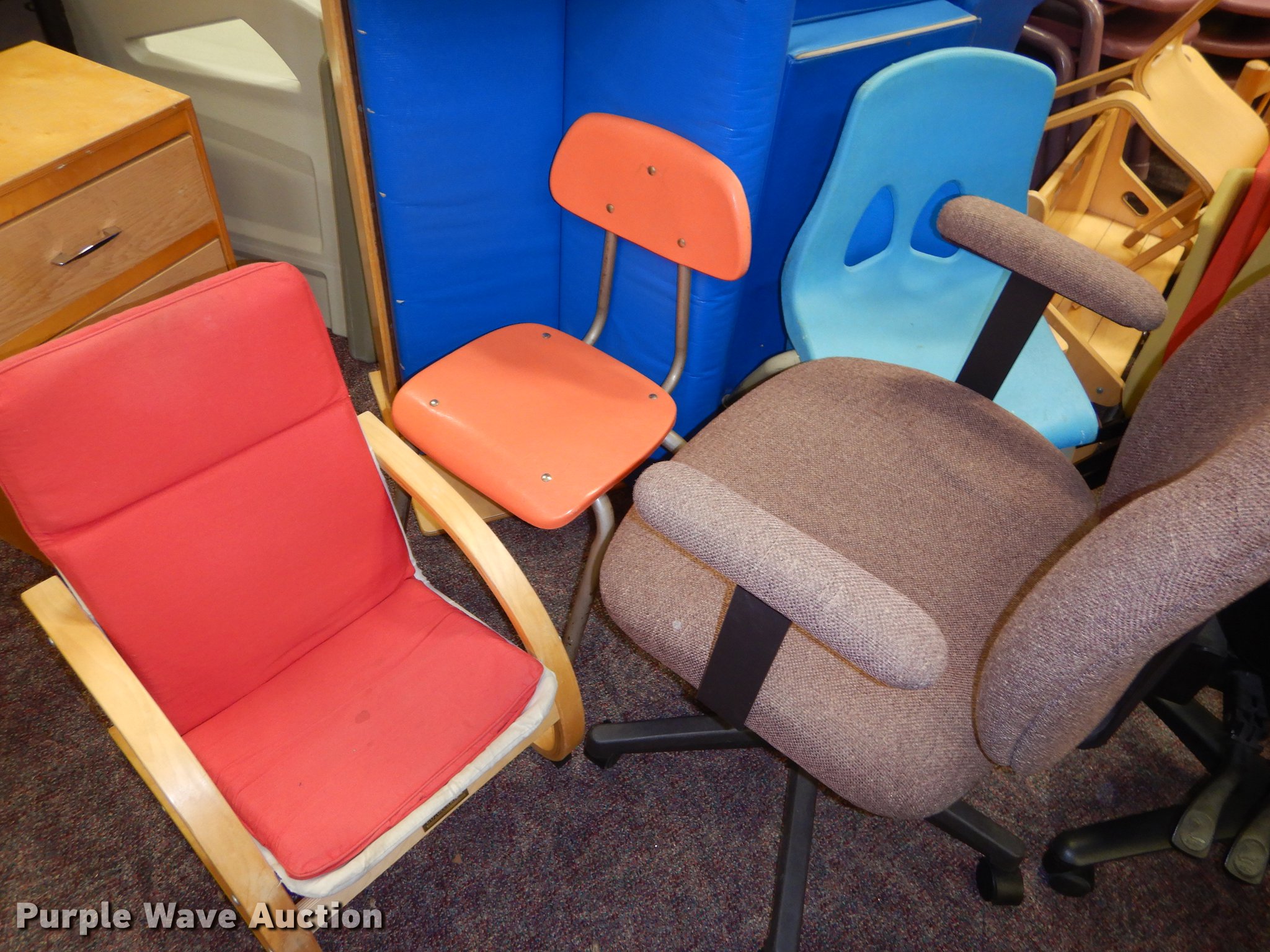 Furniture in Manhattan, KS Item EK9484 sold Purple Wave