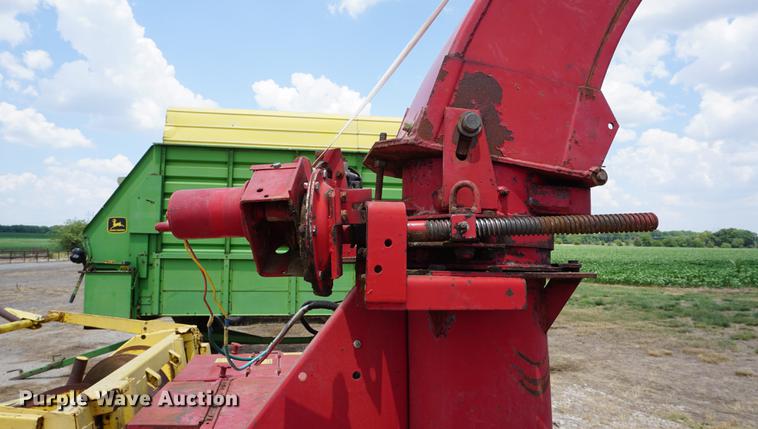 image for item DD7766 1982 New Holland 892 forage harvester