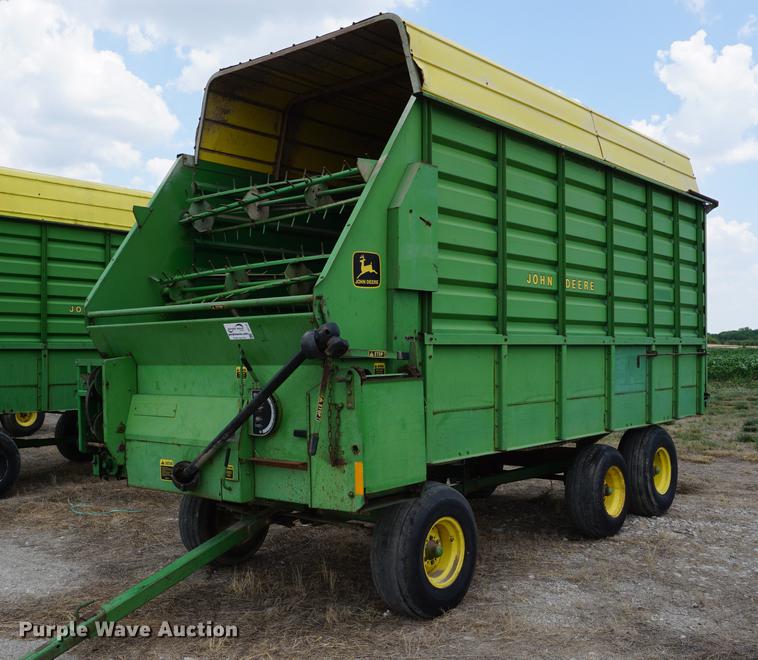 image for item DD7767 John Deere 716A silage wagon
