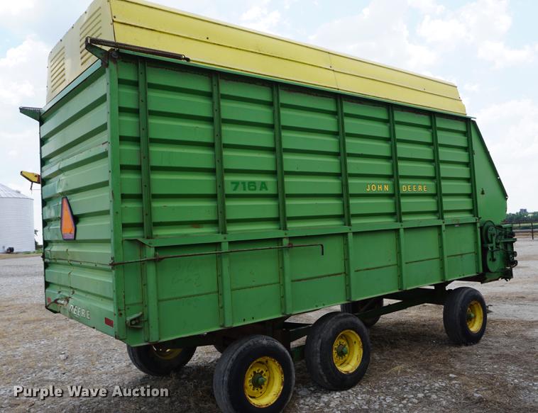 image for item DD7767 John Deere 716A silage wagon