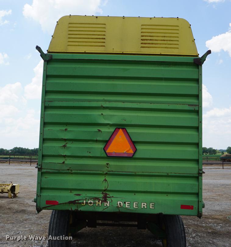 image for item DD7767 John Deere 716A silage wagon