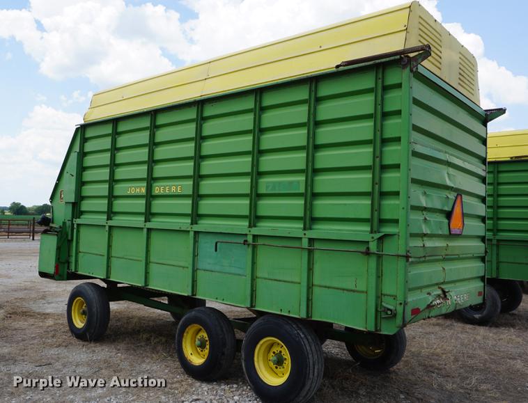 image for item DD7767 John Deere 716A silage wagon