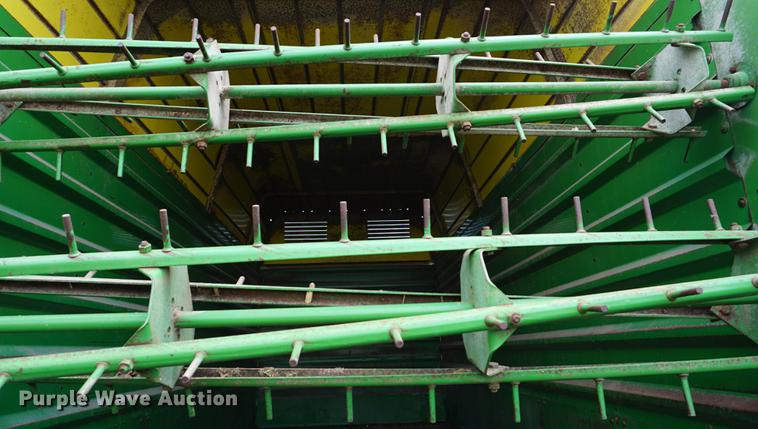 image for item DD7767 John Deere 716A silage wagon