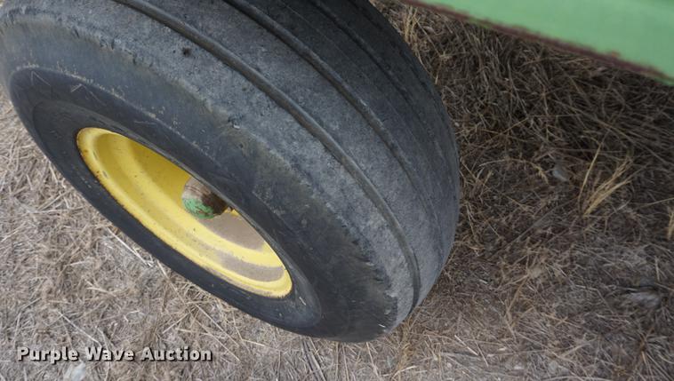 image for item DD7767 John Deere 716A silage wagon