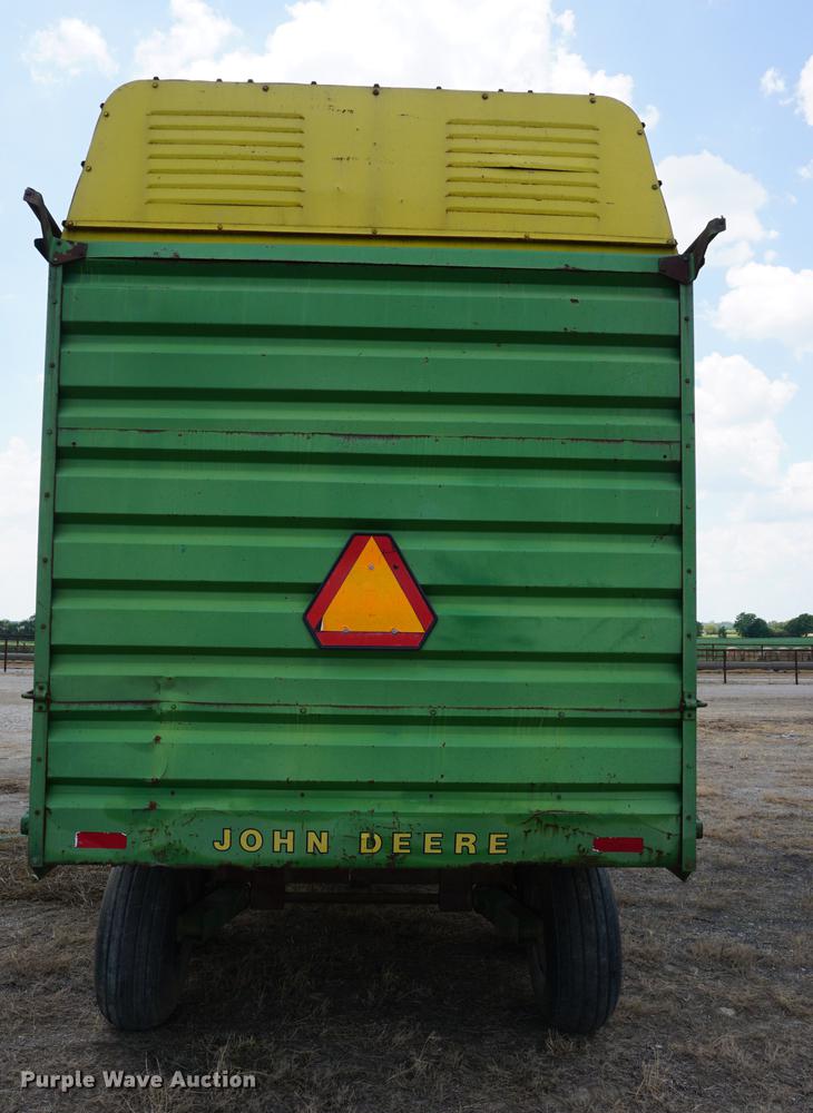 image for item DD7768 John Deere 716A silage wagon