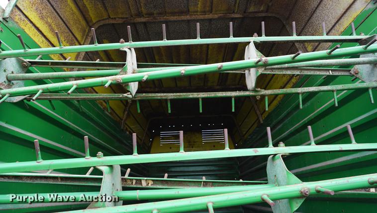 image for item DD7768 John Deere 716A silage wagon